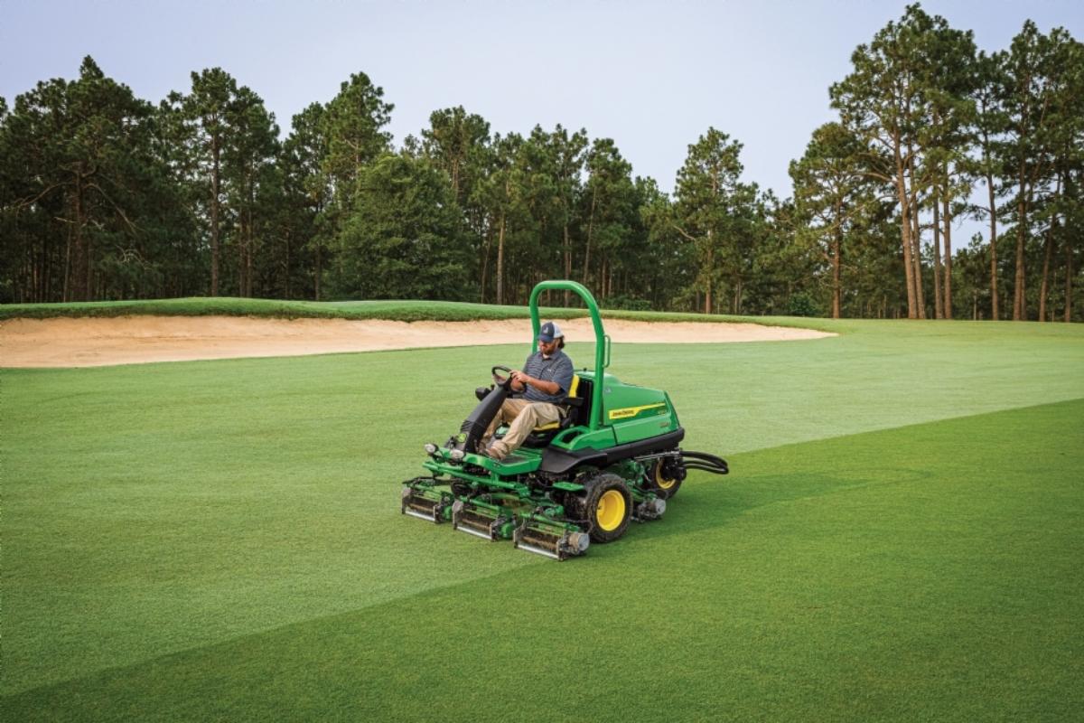 Tondeuse à greens sur un parcours de golf